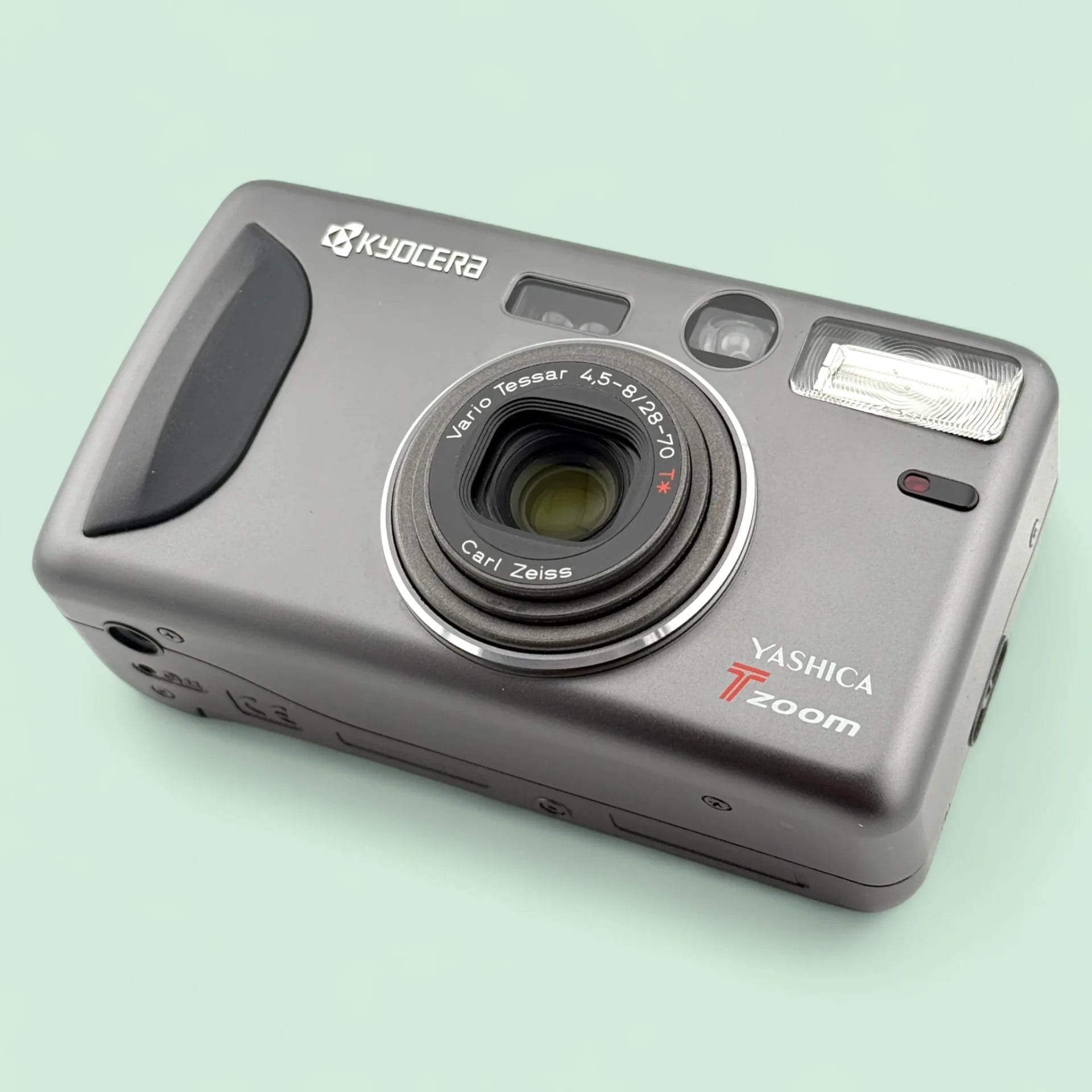 フィルムカメラ Yashica T4 Zoom Carl Zeiss T* 28-70mm Yashica T4 Zoom 35mm Point-and-Shoot Film Camera *USED*